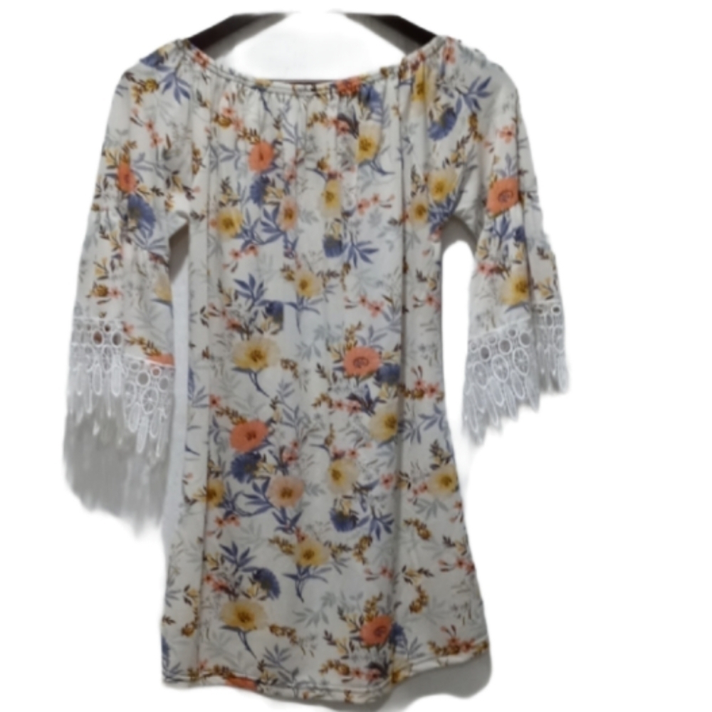 Unbranded top floral blouse measures 19 in across
